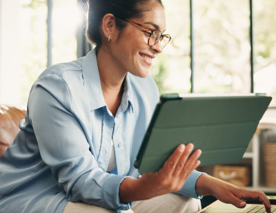 Nebenbei selbstständig: Was Sie beim Side Hustle gegenüber Ihrem Arbeitgeber beachten müssen