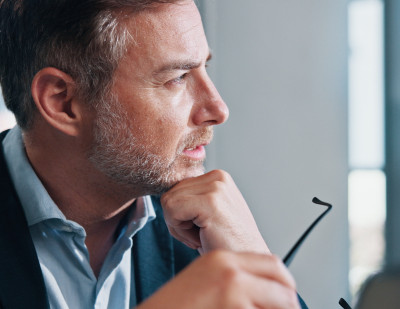Mehr Gehalt, mehr Einsatz? Warum Zurückhaltung im Job finanzielle Folgen haben kann